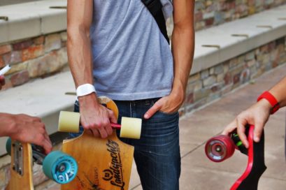 Die Unterschiede zwischen Longboards und Skateboards ergeben sich unter anderem aus der Form
