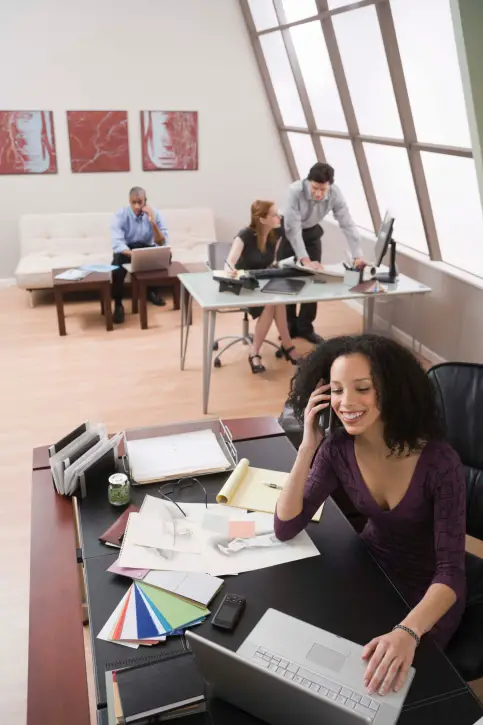 Durch Prozessmanagement werden Kapazitäten optimal genutzt Angestellte im Büro